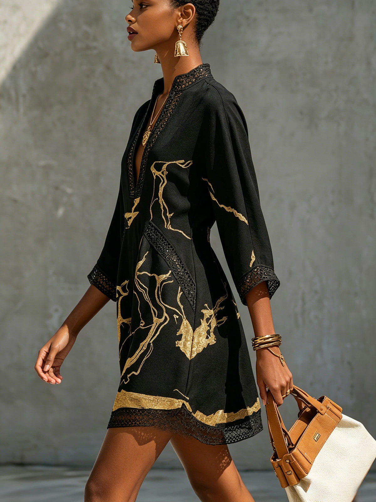 Nieves | Vestido corto estampado en negro y dorado con escote en V y encaje de crochet